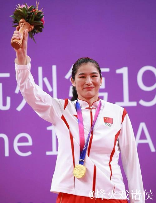 全运会拳击赛：奥运冠军李倩轻松晋级八强